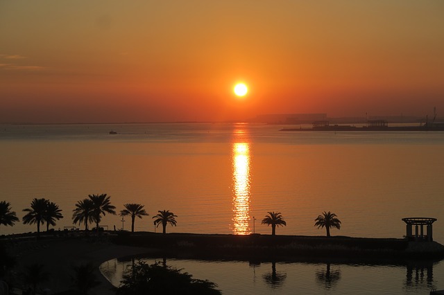 una puesta de sol sobre un cuerpo de agua