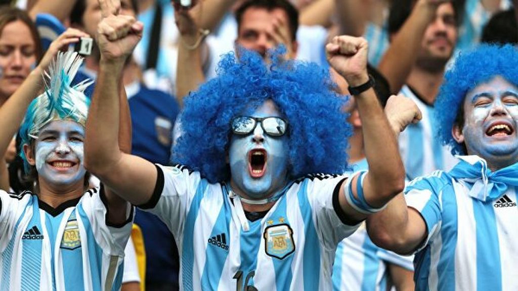 La FIFA prohíbe a Dinamarca usar la camiseta con un mensaje a favor de los derechos humanos 4 hinchas seleccion