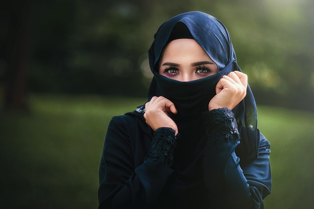 Cómo debe vestirse una turista mujer en Qatar 7 mujeres en qatar como se visten