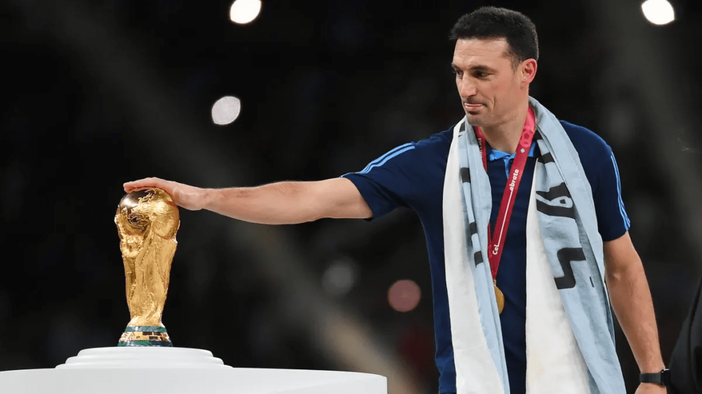 Lionel Scaloni renovó su contrato hasta el Mundial 2026 2 Lionel Scaloni fue elegido el mejor DT del mundo