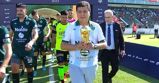 Merecido: Passarella fue homenajeado en la previa del partido entre Sarmiento y Barracas Central 2 passarella homenja sarmiento