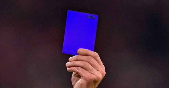Antes los rumores, la FIFA desmintió que se vaya a implementar la tarjeta azul 2 tarjeta azul fifa
