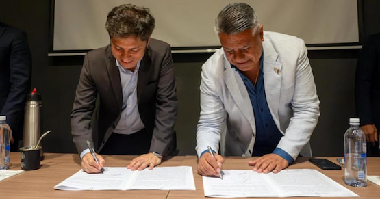 Claudio Tapia y Axel Kicillof Firmando un acuerdo acuerdo afa kicillof