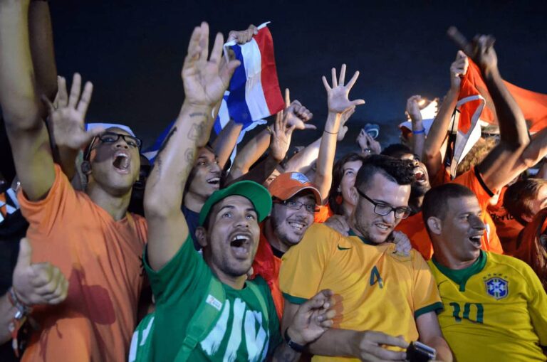 Fanáticos celebran unidos la emoción del Mundial de fútbol