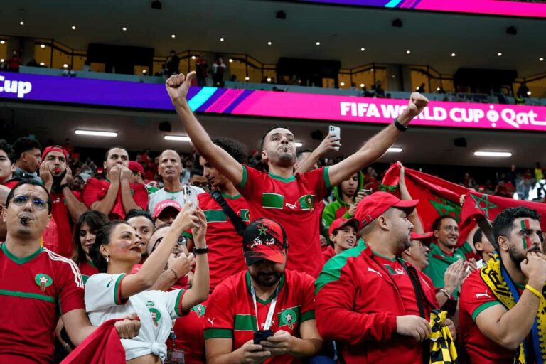 Pasión marroquí en Qatar 2022: hinchas que hicieron historia en las tribunas