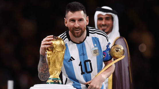 Lionel Messi con la Copa del Mundo y el Balón de Oro en Qatar 2022